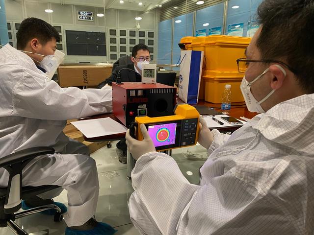 對(duì)紅外線(xiàn)熱像儀進(jìn)行義務(wù)計(jì)量校準(zhǔn)，工程師讓首都機(jī)場(chǎng)測(cè)溫更精準(zhǔn)